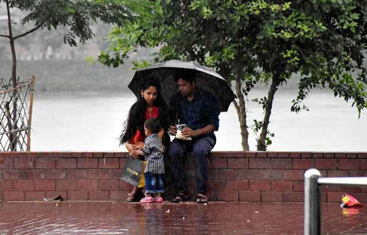 হাতিরঝিলে শিশু সন্তান নিয়ে ঘুরতে বেড়িয়েছেন এই দম্পতি। ছবি: বিপ্লব দিক্ষিৎ