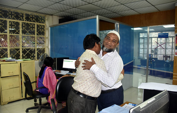 ঈদের ছুটি কাটিয়ে সহকর্মীদের সাথে কোলাকুলি। ছবি: বিপ্লব দিক্ষিৎ