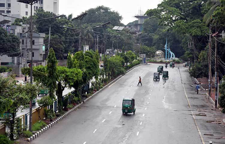 ফাঁকা রাস্তা চলছে দুয়েকটি সিএনজি। ছবি: বিপ্লব দিক্ষিৎ