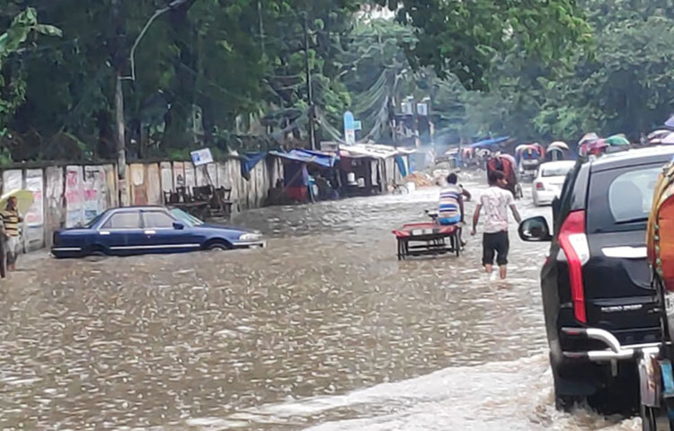 রাজধানীর নিউমার্কেট ও বঙ্গবাজার পানিতে ভাসছে! শুক্রবার দুপুরে মুষলধারে বৃষ্টিতে এ দুটি ব্যস্ততম মার্কেটের সামনের সড়কে জলাবদ্ধতা সৃষ্টি হয়।