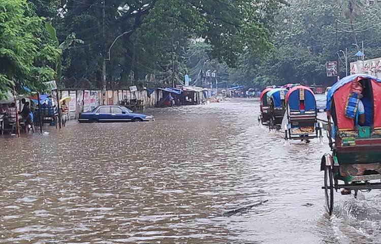 সকালে সড়কের সামনে পার্কিং করা মোটরসাইকেল, প্রাইভেটকার ও সিএনজিচালিত অটোরিকশা বৃষ্টির পানিতে প্রায় ডুবুডুবু অবস্থা সৃষ্টি হয়।