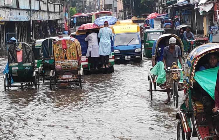 শুধু নিউমার্কেট কিংবা বঙ্গবাজার নয়, আজ (শুক্রবার) ছুটির দিনে মাত্র ঘণ্টা দুয়েকের বৃষ্টিতে বিভিন্ন এলাকার রাস্তাঘাট-গুলিস্তান, নিমতলী, নাজিমউদ্দিন রোড, লালবাগ, আজিমপুর, পলাশী, বকশিবাজার, উর্দু রোড, শেখ সাহেব বাজার,আজিমপুর ও নতুন পল্টন লাইনসহ পুরান ঢাকার অলিগলিতে জলাবদ্ধতা দেখা যায়।