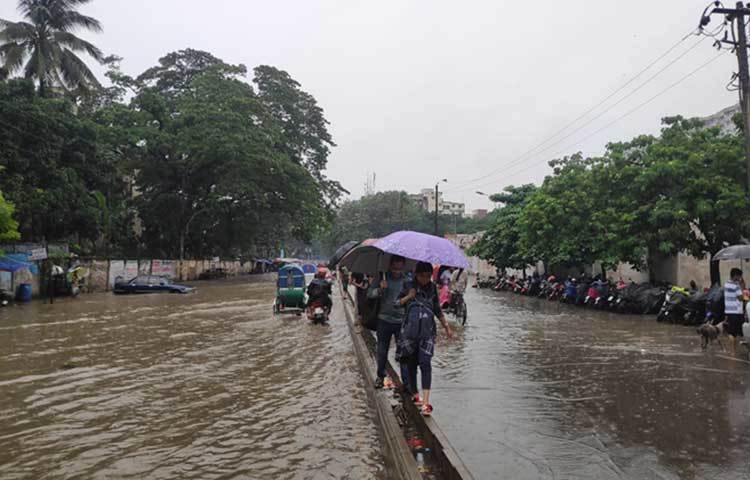 মুষালধারে বৃষ্টির ফলে একস্থান থেকে আরেকস্থানে যেতে সাধারণ মানুষকে কাকভেজাসহ নিদারুণ ভোগান্তি পোহাতে হয়।