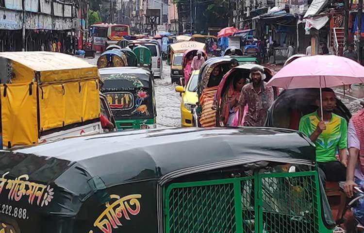 সরেজমিনে নিউমার্কেট ঘুরে দেখা যায়, আজিমপুর কবরস্থানের দক্ষিণ গেটের সামনে থেকে নীলক্ষেত পর্যন্ত মুষলধারে বৃষ্টিতে রাস্তা ডুবে গেছে। নিউমার্কেটের সামনে পার্কিং করা প্রাইভেটকার ও মোটরসাইকেল ডুবুডুবু অবস্থা।