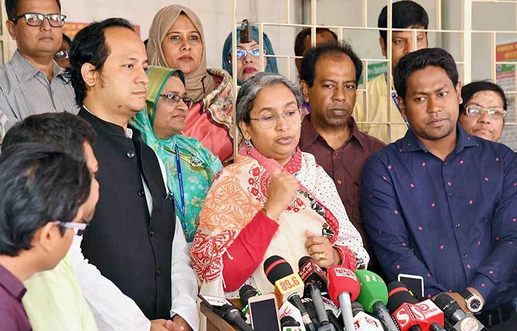 পরীক্ষা কেন্দ্র পরিদর্শন করে গণমাম্যের সঙ্গে কথা বলছেন শিক্ষা ডা. দীপু মনি। ছবি: দিপ্লব দিক্ষিৎ