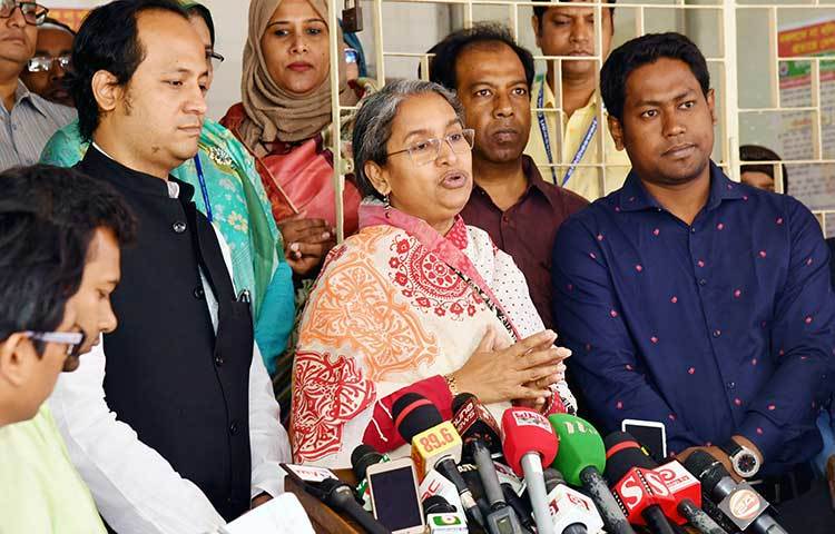 পরীক্ষা কেন্দ্র পরিদর্শনের সময় শিক্ষামন্ত্রীর সঙ্গে শিক্ষা উপমন্ত্রী ব্যারিস্টার মহিবুল হাসান চৌধুরী নওফেল উপস্থিত ছিলেন। ছবি: দিপ্লব দিক্ষিৎ