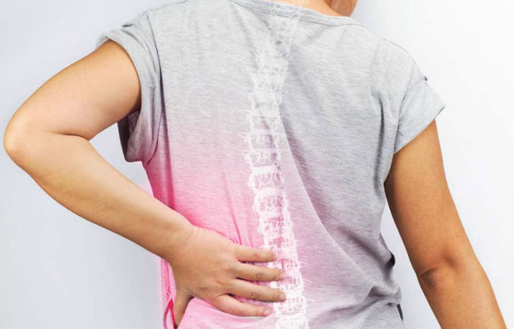 যারা ক্যাফেইন বা অ্যালকোহল গ্রহণ করে তাদের এই রোগ হতে পারে। কারণ, ক্যাফেইন ও অ্যালকোহল শরীর থেকে ক্যালসিয়াম কমিয়ে দেয়। ফলে হাড় দুর্বল হয়ে পড়ে।