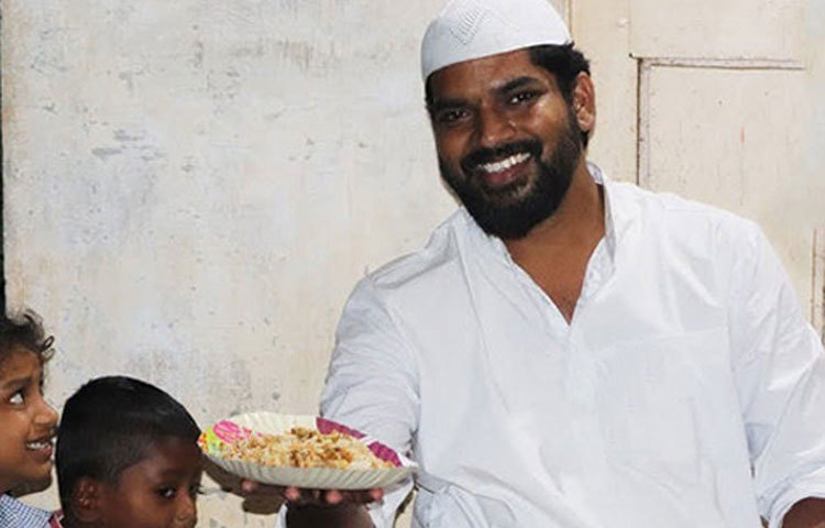 তার নাম পাশ মইনুদ্দিন। তার বাড়ি ভারতে।