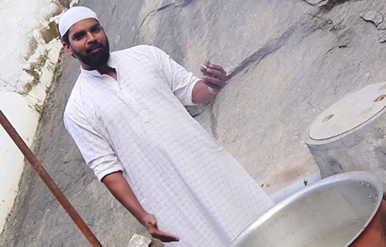 দেশকে ক্ষুধা মুক্ত করার যে স্বপ্ন মইনুদ্দিন দেখেছিলেন, তা ভেঙে পড়তে দেখে ভীষণ হতাশ হয়ে পড়েছিলেন তিনি। শেষে ওই সাবস্ক্রাইবারের পরামর্শেই যেন ফের নতুন করে স্বপ্ন দেখতে শুরু করেছেন তারা।