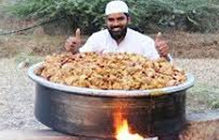 এত দ্রুত যে ফল মিলবে, তা ভাবতেই পারেননি তারা। নতুন ভিডিও আপলোড করার এক ঘণ্টার মধ্যেই ১৮ জন তাদের সাহায্যের জন্য এগিয়ে আসেন। তারপর আর পিছনে তাকাতে হয়নি মইনুদ্দিনদের।