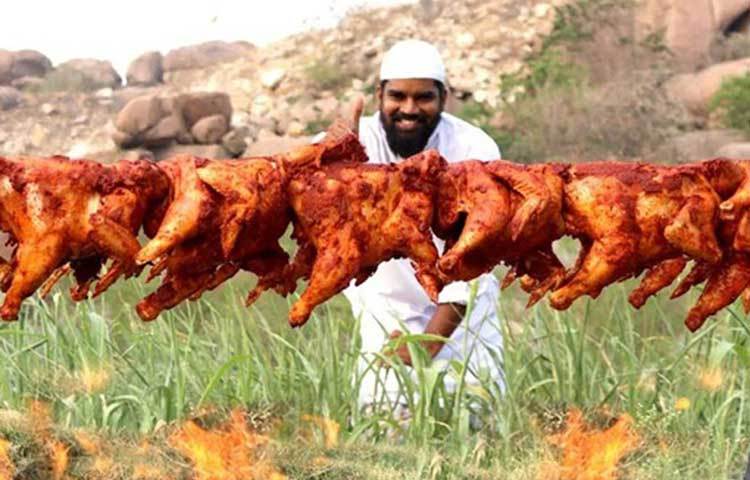 চাকরি ছেড়ে কেন এই পরিকল্পনা? মইনুদ্দিন জানাচ্ছেন, ‘আমি যখন ট্রেনে করে অফিসে যেতাম, দেখতাম প্লাটফর্মে অনেক শিশু ডাস্টবিন থেকে খাবার সংগ্রহের চেষ্টা করছে। এই স্মৃতি আমাকে তাড়া করছিল। কাজে মন লাগত না।’