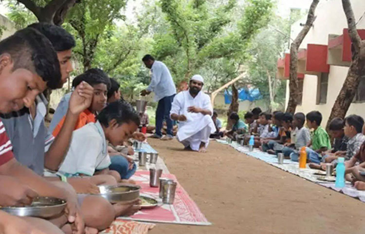 সাবস্ক্রাইবারদের থেকে সাহায্য পাওয়ার পর যে চলার পথ খুব মসৃণ হয়ে গিয়েছে তা নয়, মাঝে মধ্যেই নানা অসুবিধার মধ্যে পড়তে হয় তাদের। কিন্তু অনাথ শিশুদের মুখের হাসি সে পথের সমস্ত বাধা কাটিয়ে দেয়।