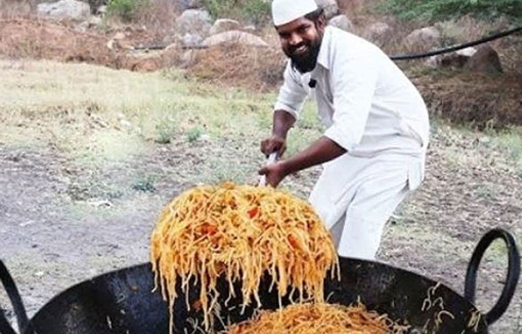 সম্প্রতি একটা অনাথাশ্রমের শিশুদের থেকে তিনি জেনেছেন তারা কোনোদিন নুডলস খায়নি। তাদের জন্য তাই মইনুদ্দিনের পরবর্তী মেনু নুডলস।