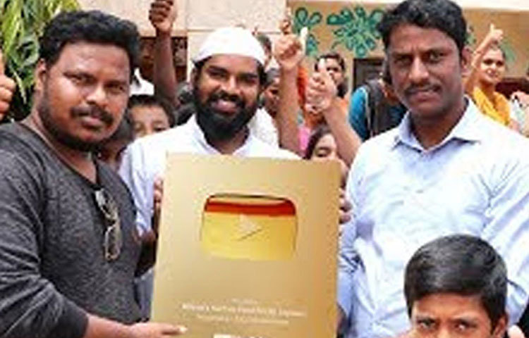 অসহায় শিশুদের জন্য মন কাঁদে তার। তাই চাকরি ছেড়ে তাদের কাছেই ছুটে গিয়েছেন তিনি। ১২০০ অনাথ শিশুর মুখে অন্ন তুলে দিচ্ছেন প্রতি মাসে।