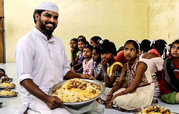 হায়দরাবাদের ওই যুবকের নাম খওয়াজা মইনুদ্দিন। ৩৯ বছর বয়সে বহুজাতিক সংস্থার কাজ থেকে ইস্তফা দিয়ে দেন। উদ্দেশ্য ছিল ‘ক্ষুধা মুক্ত ভারত’-এর স্বপ্নকে বাস্তবে পরিণত করা।