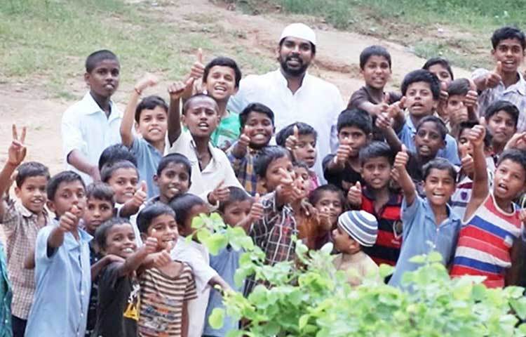 ‘নবাব’স কিচেন ফুড অফ অল অরফ্যানস্’ নামে ওই ইউটিউব চ্যানেলে অনাথ শিশুদের জন্য খাবার বানানো থেকে তাদের পরিবেশন করা, সবটাই দেখানো হয়। ১০ লাখেরও বেশি সাবস্কাইবার রয়েছে চ্যানেলটির।