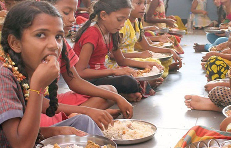 মইনুদ্দিনই যাবতীয় রান্নার দায়িত্বে ছিলেন। আর দর্শকদের কাছে ভিডিও পৌঁছনোর জন্য তার দুই বন্ধু ক্যামেরার পিছনে লাগাতার কাজ করেন।