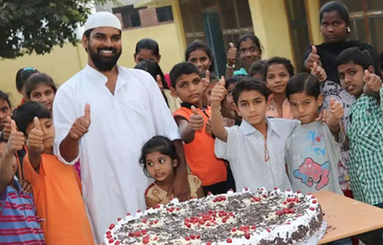 ব্লাক ফরেস্ট কেক, চাউমিন, বিরিয়ানি, পাউভাজি, তন্দুরি চিকেন- প্রতিদিন অনাথ শিশুগুলোর মুখো নানা রকম সুস্বাদু খাবার তুলে দেন তিনি। রান্নার বই দেখে খাবার বানান।