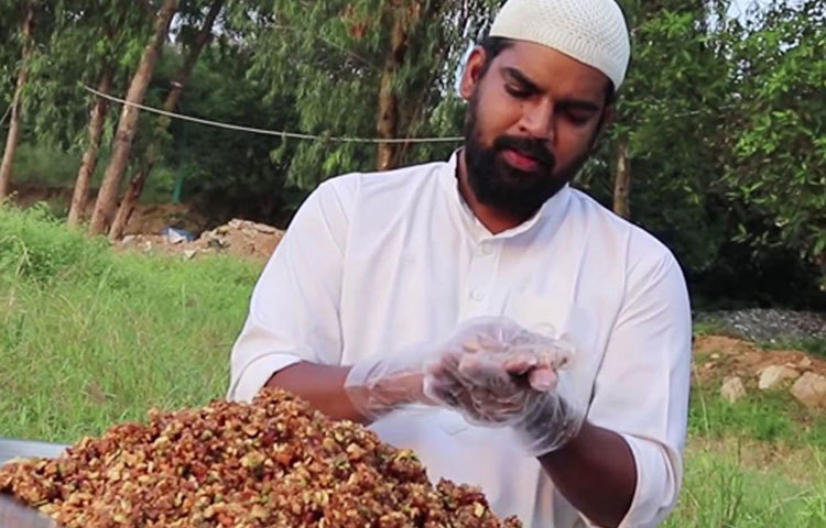 কিন্তু ভাগ্য সব সময় সঙ্গ দেয় না। প্রতি মাসে হায়দরাবাদ জুড়ে ১২০০ শিশুর কাছে সুস্বাদু খাবার পৌঁছনোর খরচ অনেক। একটা সময় আসে যখন খরচের ধাক্কায় তাদের ইউটিউব চ্যানেল প্রায় বন্ধ হওয়ার মুখে দাঁড়িয়ে যায়। ভিডিও আপলোডও প্রায় বন্ধ হয়ে যায়।