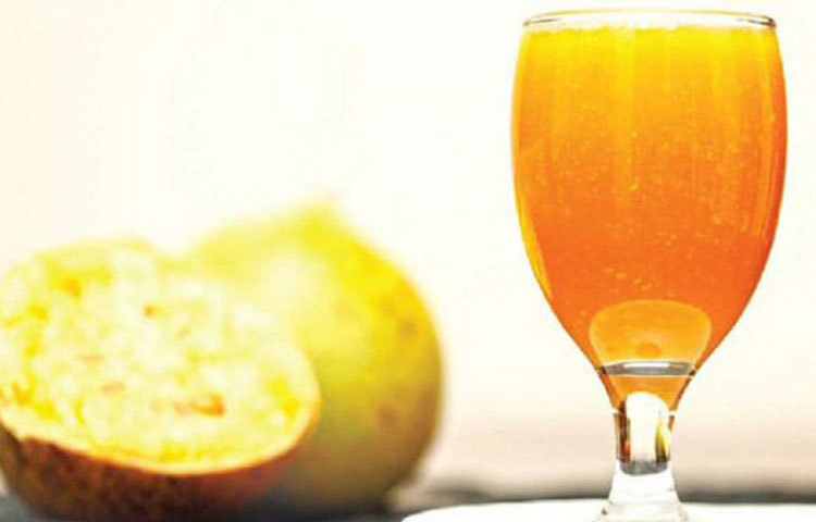 এই গরমে পেট আর শরীর ঠান্ডা রাখতে বেলের সরবত হল অব্যর্থ ‘দাওয়াই’! আন্দাজ মতো চিনি, লবণ দিয়ে জলের সঙ্গে ভালো করে গুলিয়ে নিন। এর সঙ্গে চাইলে কয়েক ফোঁটা গন্ধরাজ লেবুর রস দিতে পারেন সুগন্ধের জন্য। এবার এর মধ্যে কয়েক কুচি বরফ বা আইস কিউব দিয়ে গলা ভিজিয়ে নিন।