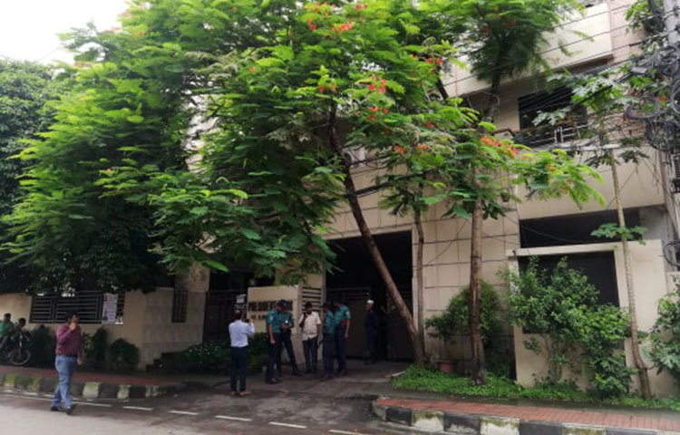 প্রেসিডেন্ট পার্কের সামনে পুলিশি পাহারা। ছবি: মাহবুব আলম