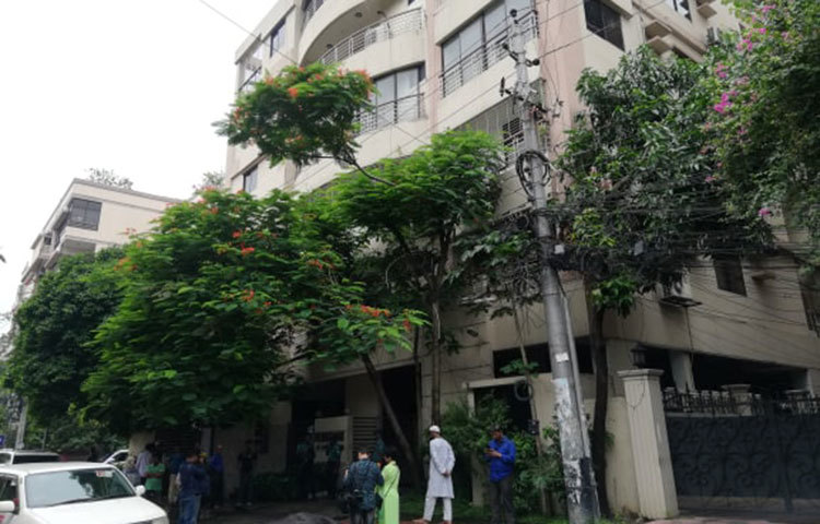 এরশাদের মৃত্যুর খবর শুনে দলীয় নেতাকর্মীরা প্রেসিডেন্ট পার্কের সামনে ছুটে আসে। ছবি: মাহবুব আলম