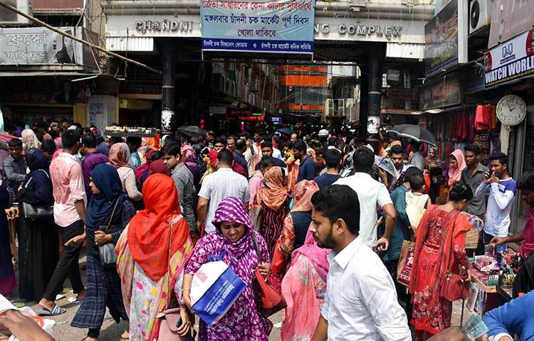 চাঁদনী চক মার্কেটের সামনে ঈদের জন্য জামা কাপড় কিনতে আসা ক্রেতাদের ভিড়। ছবি: বিপ্লব দিক্ষিৎ
