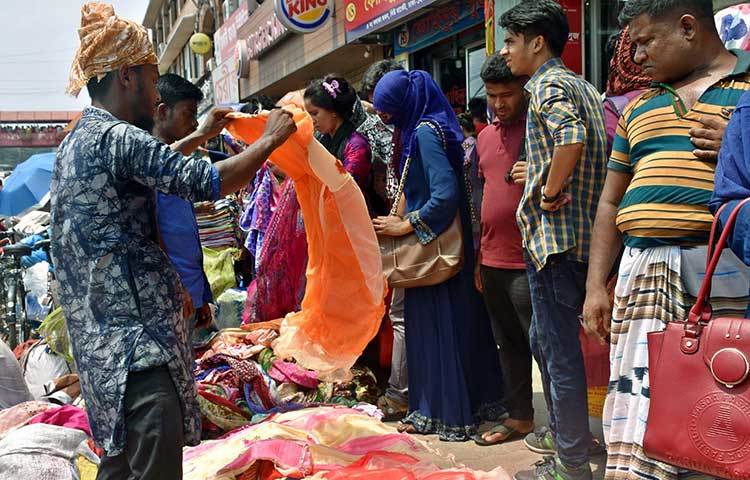জমেছে ফুটপাতের ঈদ বাজার। ছবি: বিপ্লব দিক্ষিৎ