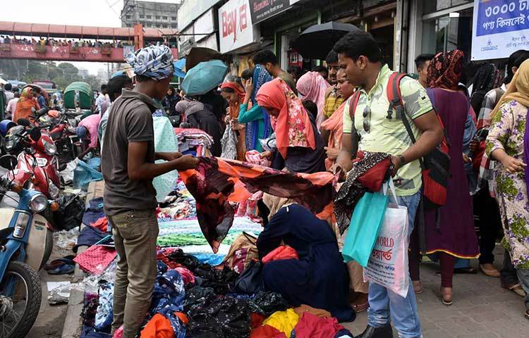 নিন্ম আয়ের মানুষসহ বিভিন্ন শ্রেণি-পেশার মানুষ ফুটপাতের এই বাজারে কেনাকাটা করছেন। ছবি: বিপ্লব দিক্ষিৎ