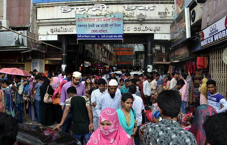 ক্রেতাদের উপচে পড়া ভিড়। ছবি: বিপ্লব দিক্ষিৎ