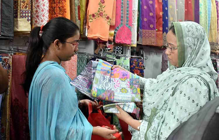 ঈদের শাড়ি কিনছেন মা-মেয়ে। ছবি: বিপ্লব দিক্ষিৎ