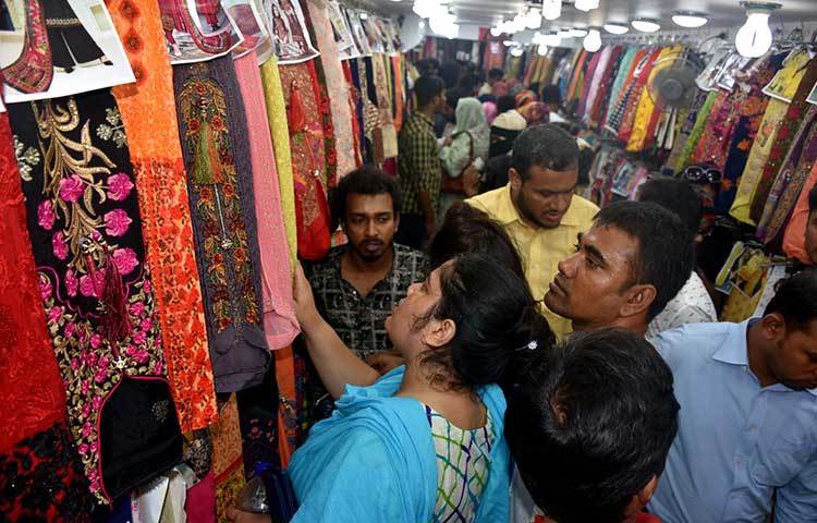 পছন্দের পোশাক বাছাইয়ে ব্যস্ত ক্রেতারা। ছবি: বিপ্লব দিক্ষিৎ