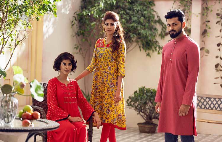 টুয়েলভ ক্লদিং এর পোশাকে কটনের ব্যবহারটাই করা হয়েছে বেশি। পোশাকের ডিজাইনের ক্ষেত্রেও থাকছে রুচিশীলতার ছাপ।