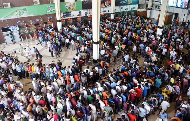 প্রতিবারের মতো চিরচেনা রূপ নিয়ে ঈদের অগ্রিম টিকিট বিক্রি শুরু হয়েছে কমলাপুরে। ছবি: বিপ্লব দিক্ষিৎ