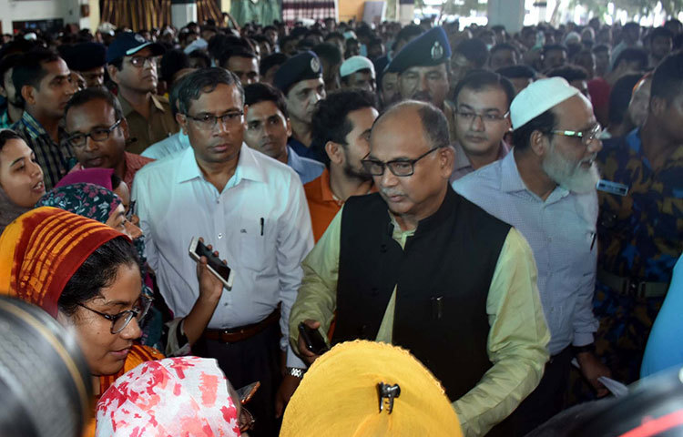 কমলাপুরের টিকিট বিক্রির পরিবেশ দেখতে এসেছেন রেলমন্ত্রী। ছবি: বিপ্লব দিক্ষিৎ