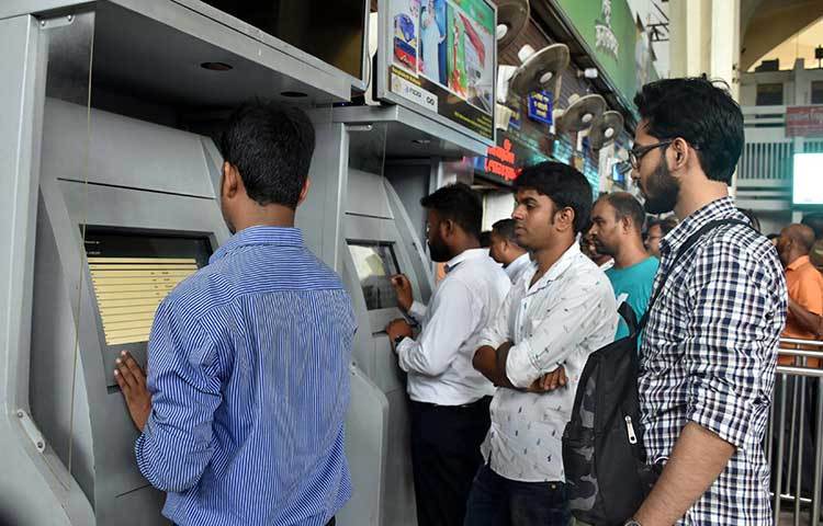 বুধবার সকাল ৯টা থেকে কমলাপুরে শুরু হয়েছে ঈদের অগ্রিম টিকিট বিক্রি। আজ দেয়া হচ্ছে ৩১ মের টিকিট। এই দিনের টিকিট পেতে কমলাপুরে মানুষের উপচে পড়া ভিড়। ছবি: বিপ্লব দিক্ষিৎ