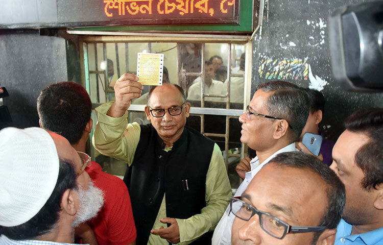 টিকিট দেখাচ্ছেন রেলমন্ত্রী। ছবি: বিপ্লব দিক্ষিৎ