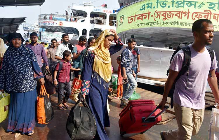 নির্দিষ্ট গন্তব্যের লঞ্চ পেতে ছুটছেন ঘরমুখো মানুষ। ছবি: বিপ্লব দিক্ষিৎ