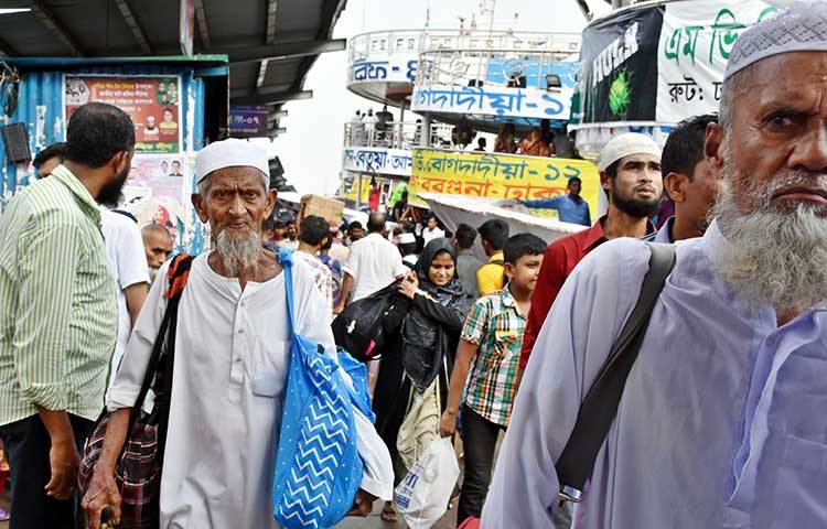 সদরঘাটের পন্টুনে যেন বাড়ি ফেরা বিভিন্ন বয়সী মানুষের ঢল নেমেছে।