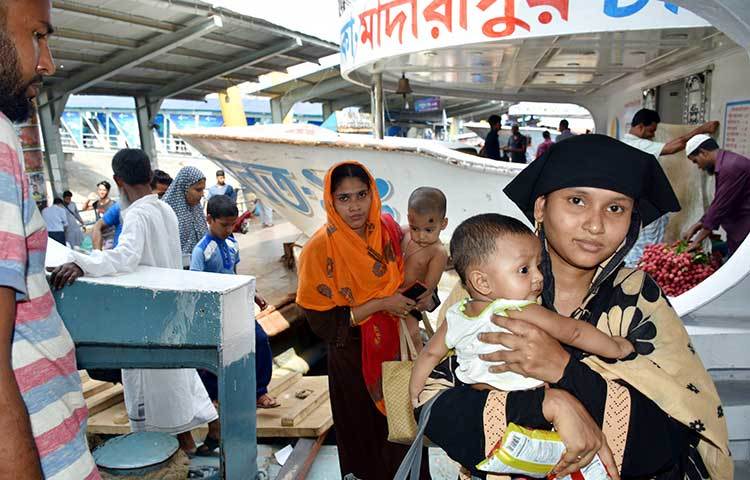 প্রিয়জনদের কাছে ফিরছে বলে তাদের মনে আনন্দের হাসি।