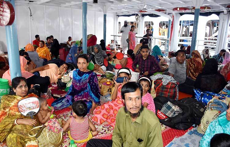 লঞ্চে সিট পেয়ে কেউ বসে আছে কেউবা শুয়ে পড়েছে।