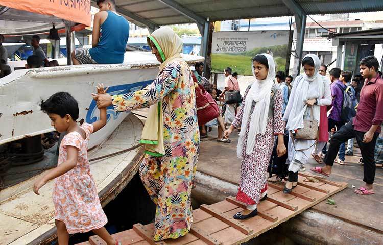 ধীরে ধীরে লঞ্চে উঠছে সবাই।
