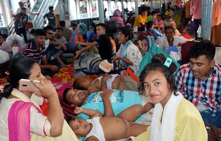 বাড়ি যাবার লঞ্চে উঠতে পেরে যেন আনন্দের শেষ নেই।