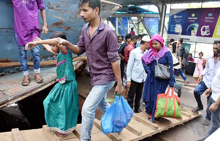 কেউ কেউ তাড়াহুড়া করে লঞ্চে উঠছে।