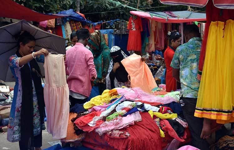 স্বল্প আয়ের মানুষের ঈদের কেনাকাটার একমাত্র ভরসা ফুটপাতের দোকান। রাজধানীর মতিঝিল এলাকার আইডিয়াল এলাকা থেকে আজ দুপুরে এ ছবি তোলা হয়ছে। ছবি: বিপ্লব দিক্ষিৎ