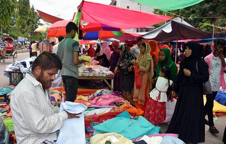 গত কয়েকদিন থেকে রাজধানীর বিভিন্ন এলাকার ফুটপাতের দোকানের বেচাকেনা জমে উঠেছে। ছবি: বিপ্লব দিক্ষিৎ