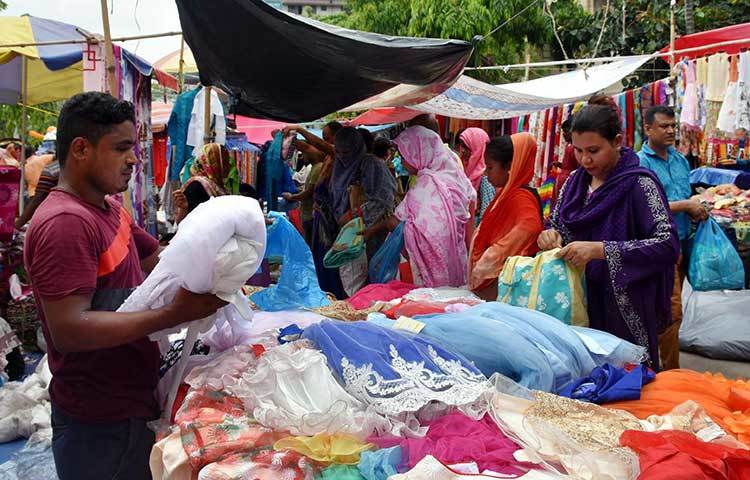 পছন্দের পোশাক বাছাই করছেন দুই ক্রেতা। ছবি: বিপ্লব দিক্ষিৎ
