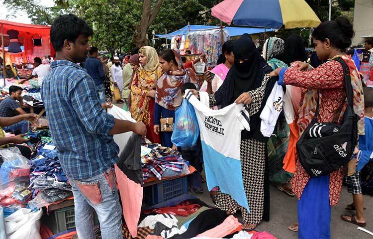 যারা অল্প টাকার মধ্যে কেনাকাটা করতে চান তারা ফুটপাতের এসব দোকানে ছুটে আসেন। ছবি: বিপ্লব দিক্ষি
