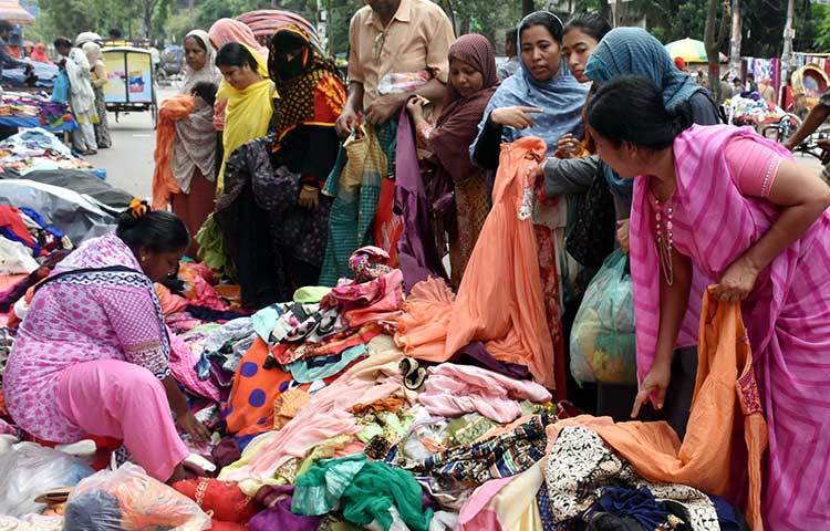 মেয়েদের কাপড় বিক্রির একটি দোকান। ছবি: বিপ্লব দিক্ষিৎ