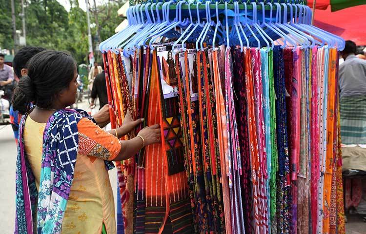 থ্রি-পিচ বাছাই করছেন এক নারী। ছবি: বিপ্লব দিক্ষিৎ